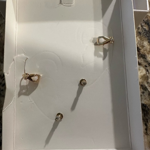 Elegant Gold Leaf Earrings with Sparkling Accents - Picture 3 of 3